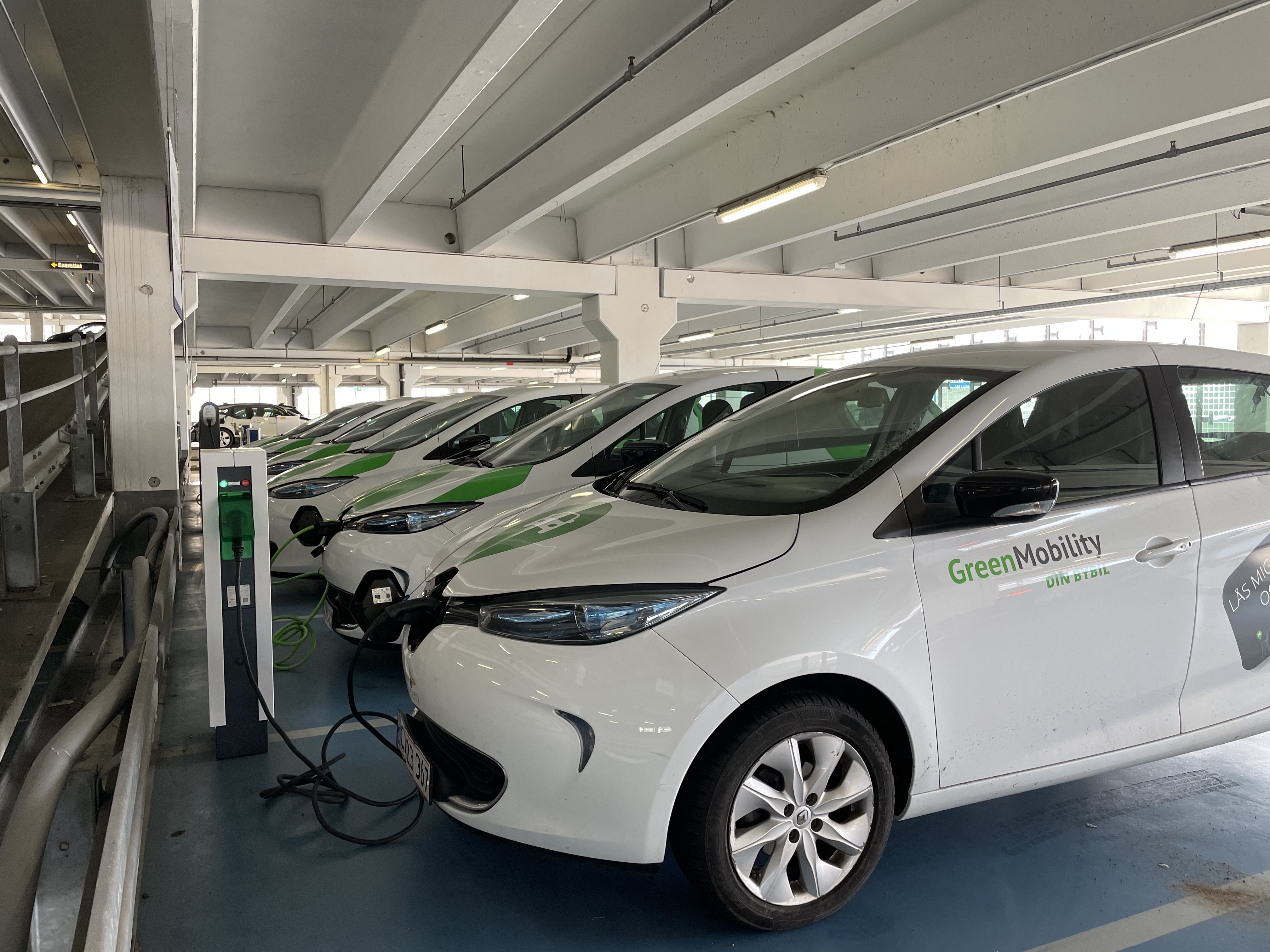 Genrefoto af eldelebiler i en parkeringskælder