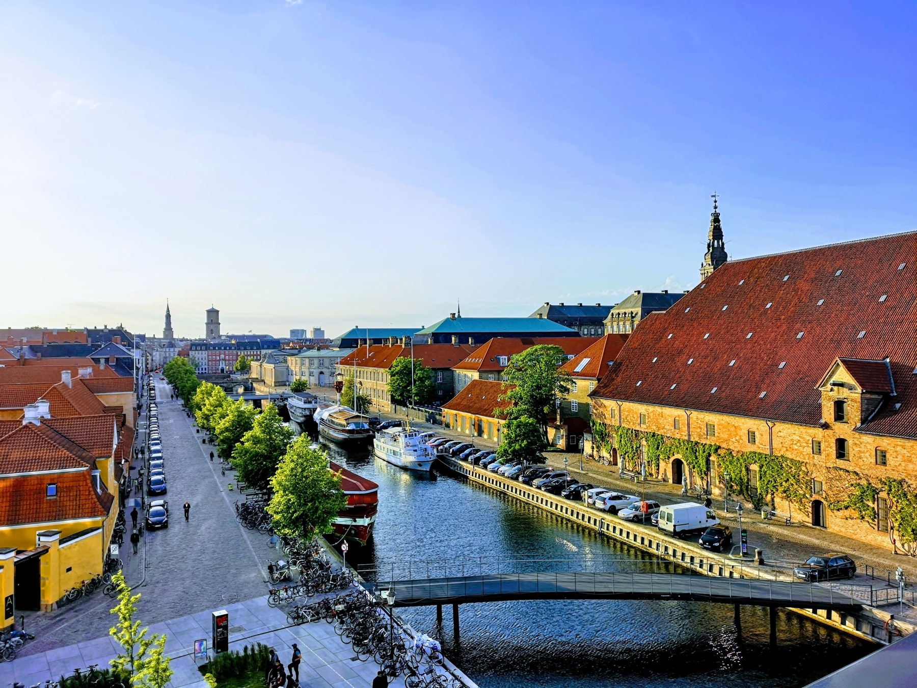 Luftfoto af kanal og gule bygninger.