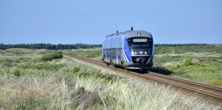 Tog, der kører på skinnerne i Nordjylland