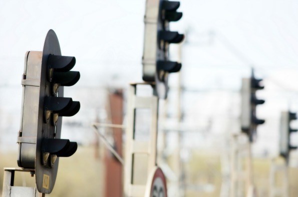 Fire trafiklys ses fra siden.