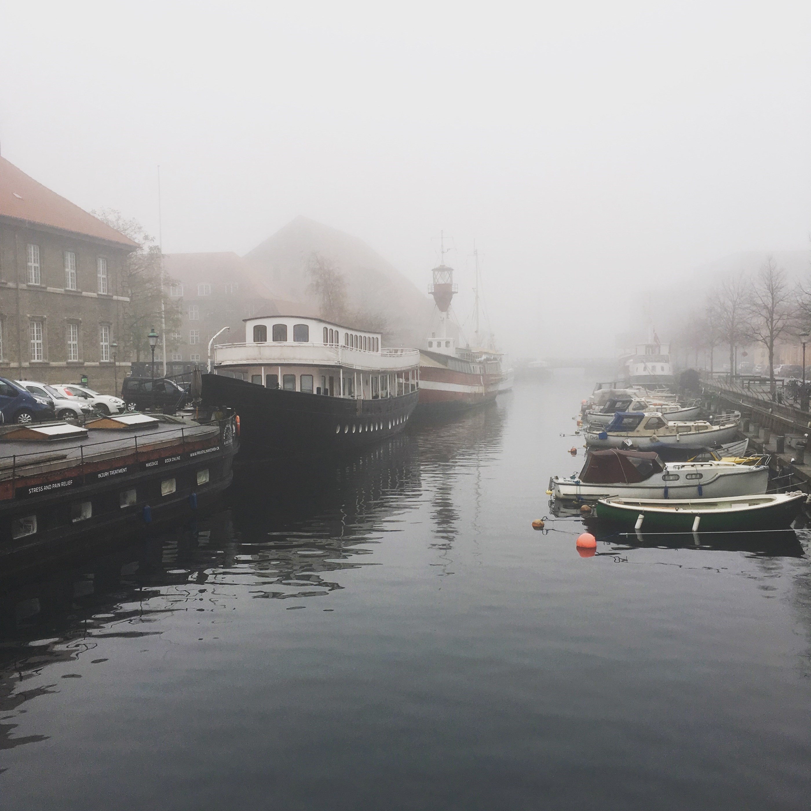 Kanal i tåge, med både på begge sider. 