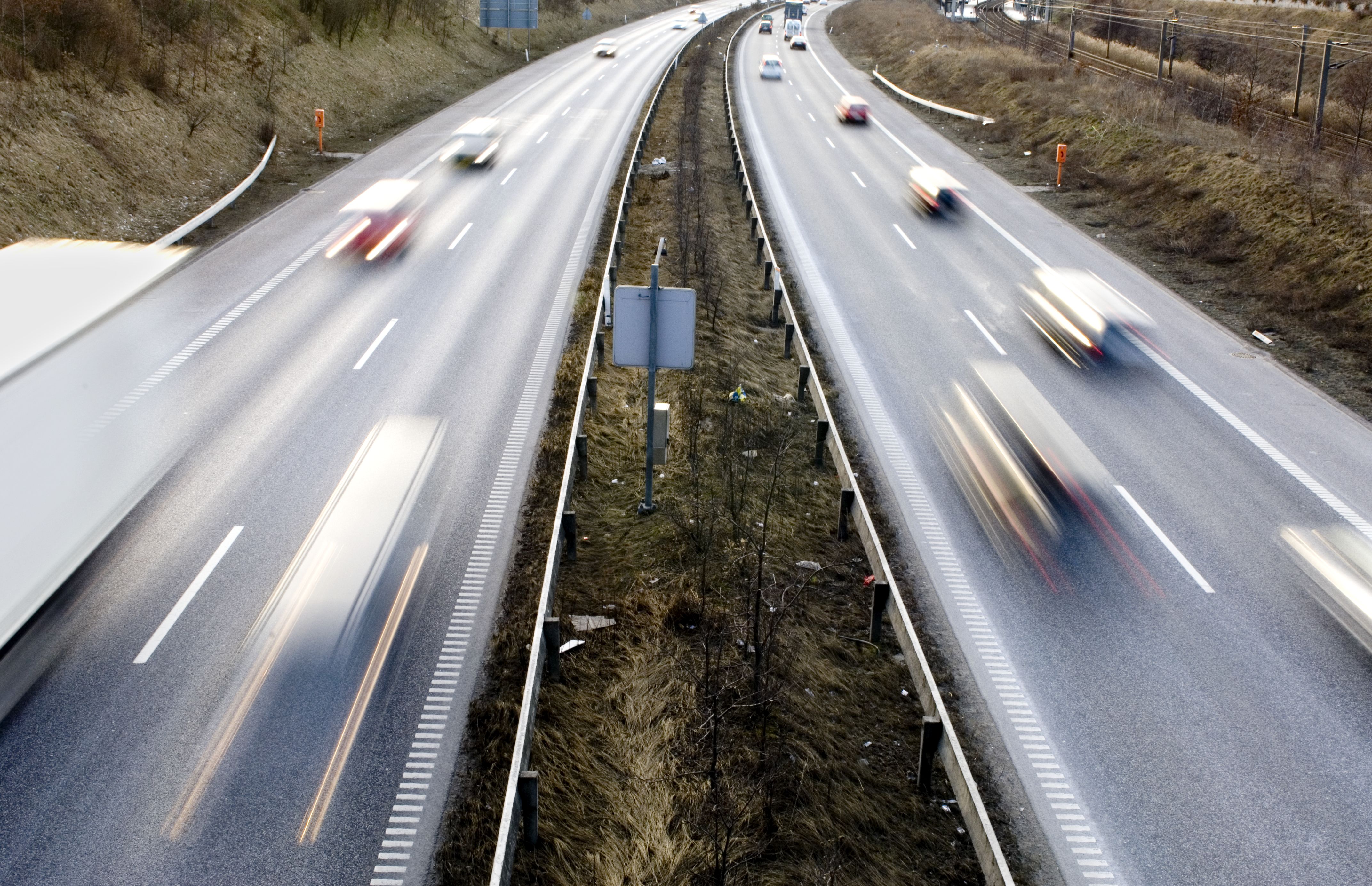 Biler kører på en sekssporet motorvej