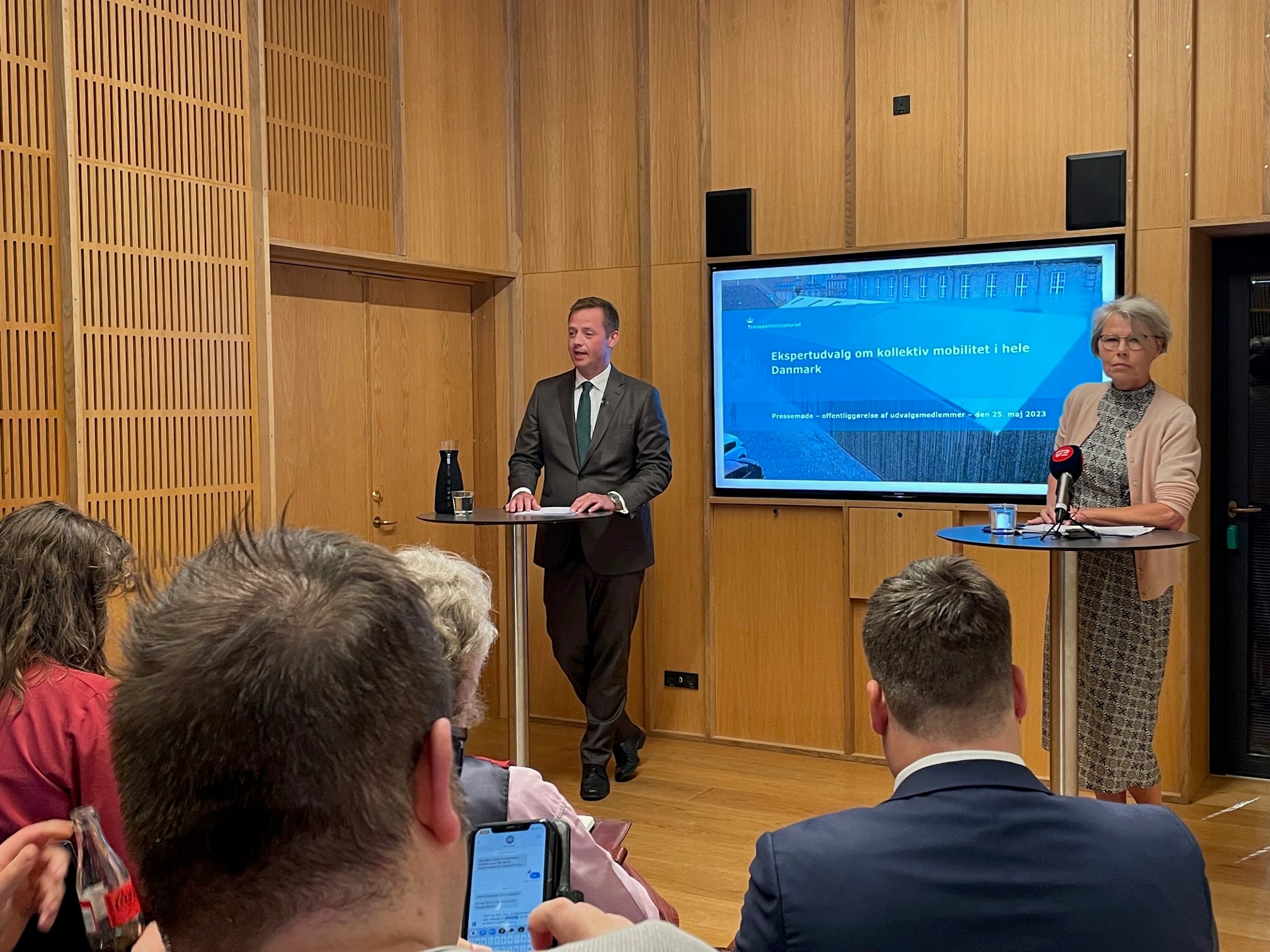 Transportminister Thomas Danielsen og udvalgsformand Helga Theil Thomsen ved pressemødet, der præsenterede udvalget
