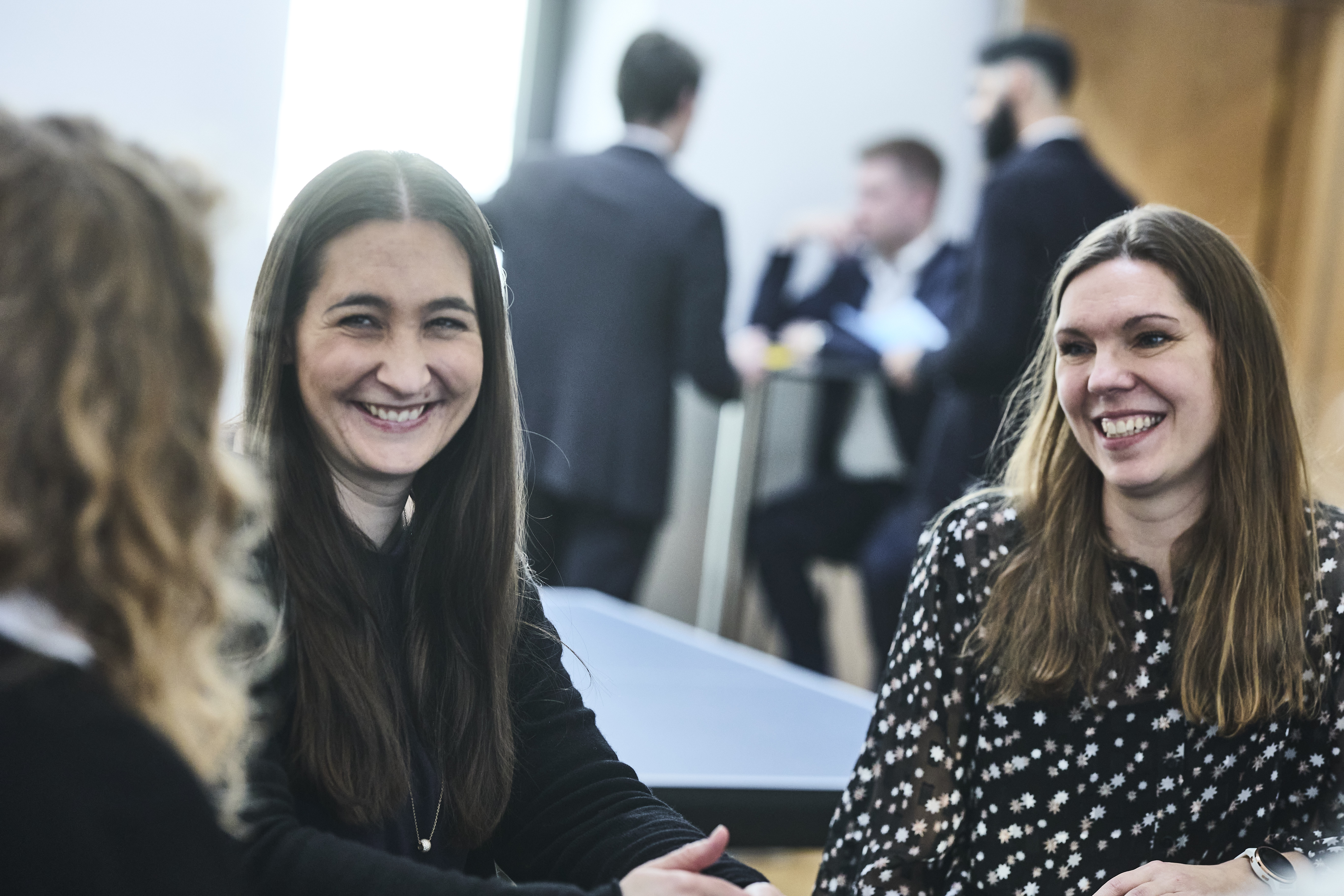 En flok af ministeriets medarbejdere er samlet i mødesalens foyer.