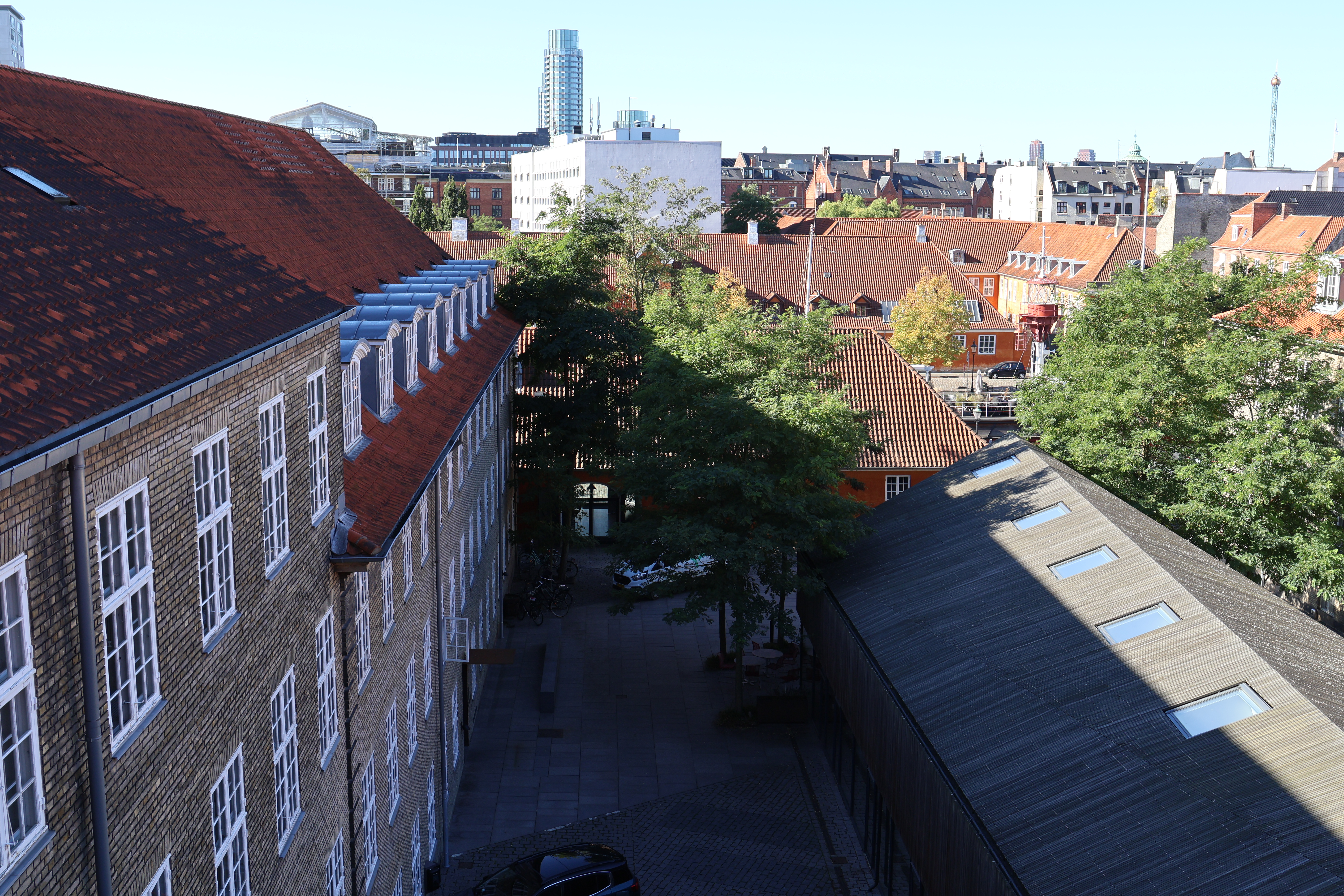 Foto af Transportministeriet og udsigten over byen fra ministeriets tag