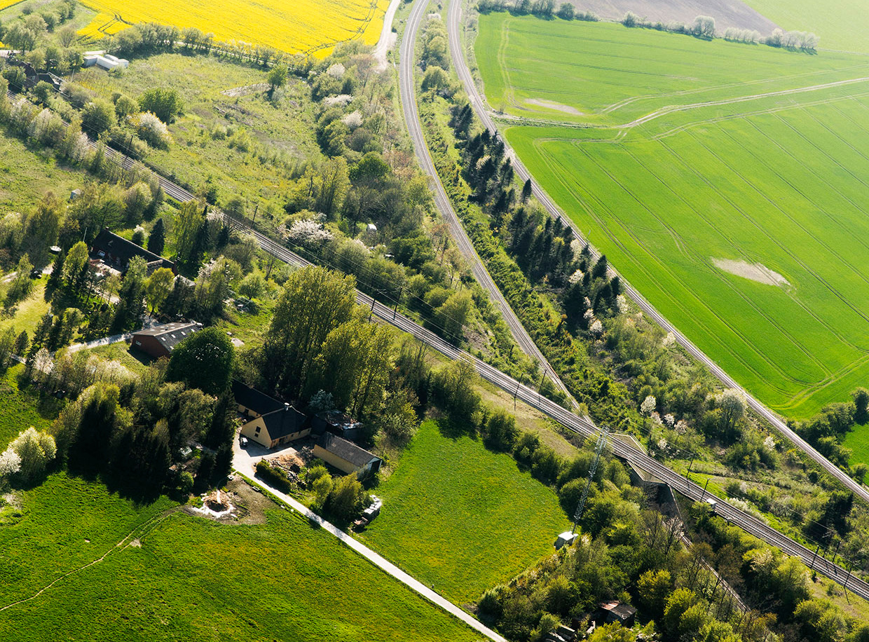 Luftfoto af en vej og flere baner i et landligt landskab.