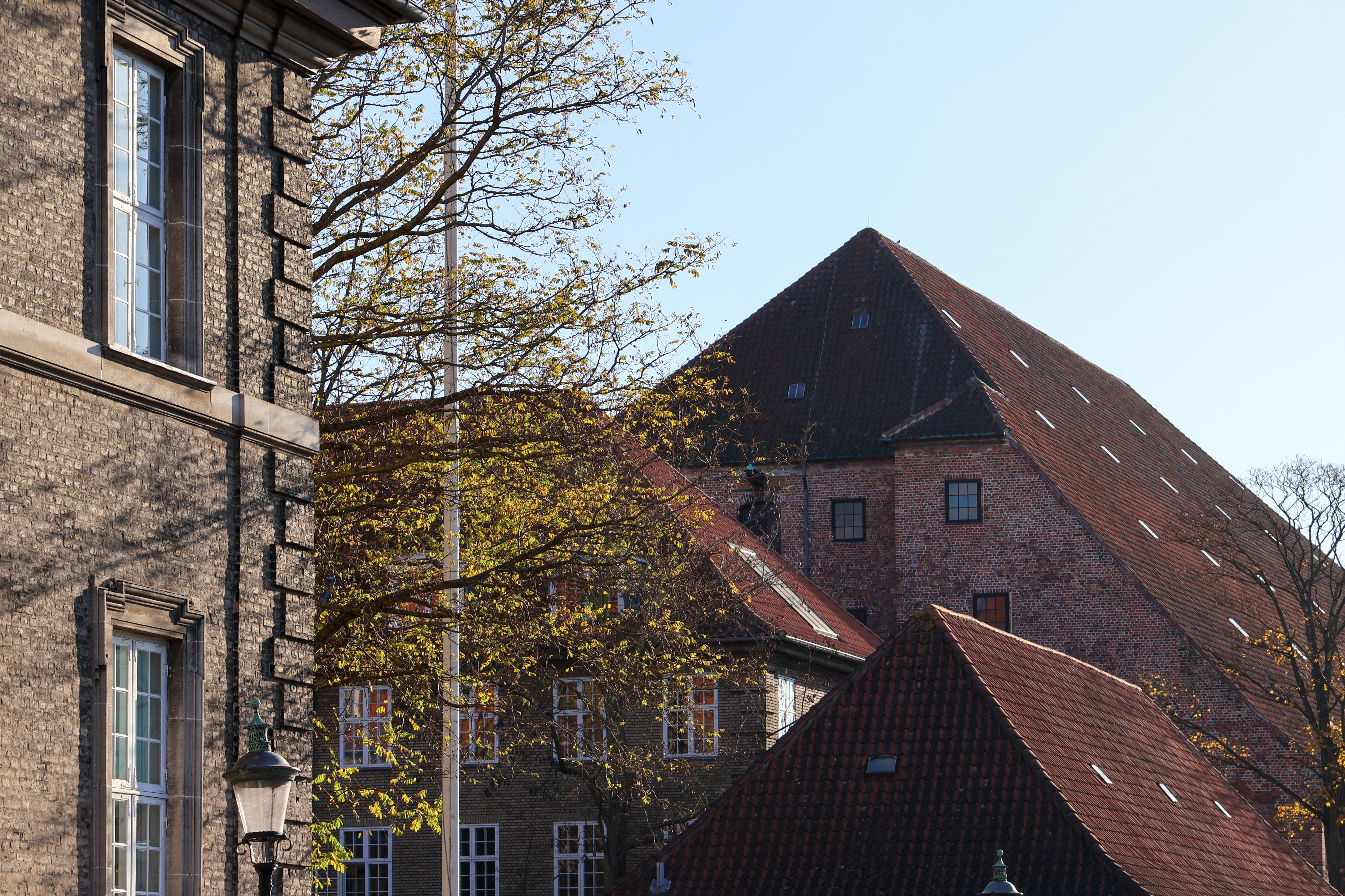 Ministeriets bygninger set fra Frederiksholms Kanal med Lapidariet i baggrunden.