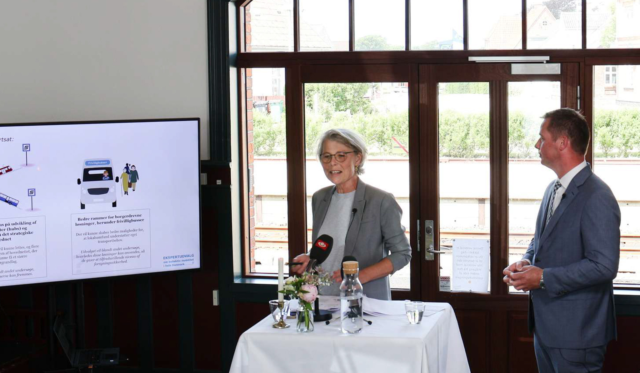 Ekspertudvalgets formand, Helga Theil Thomsen, og transportminister Thomas Danielsen ved pressemødet i Lemvig den 4. juni 2024
