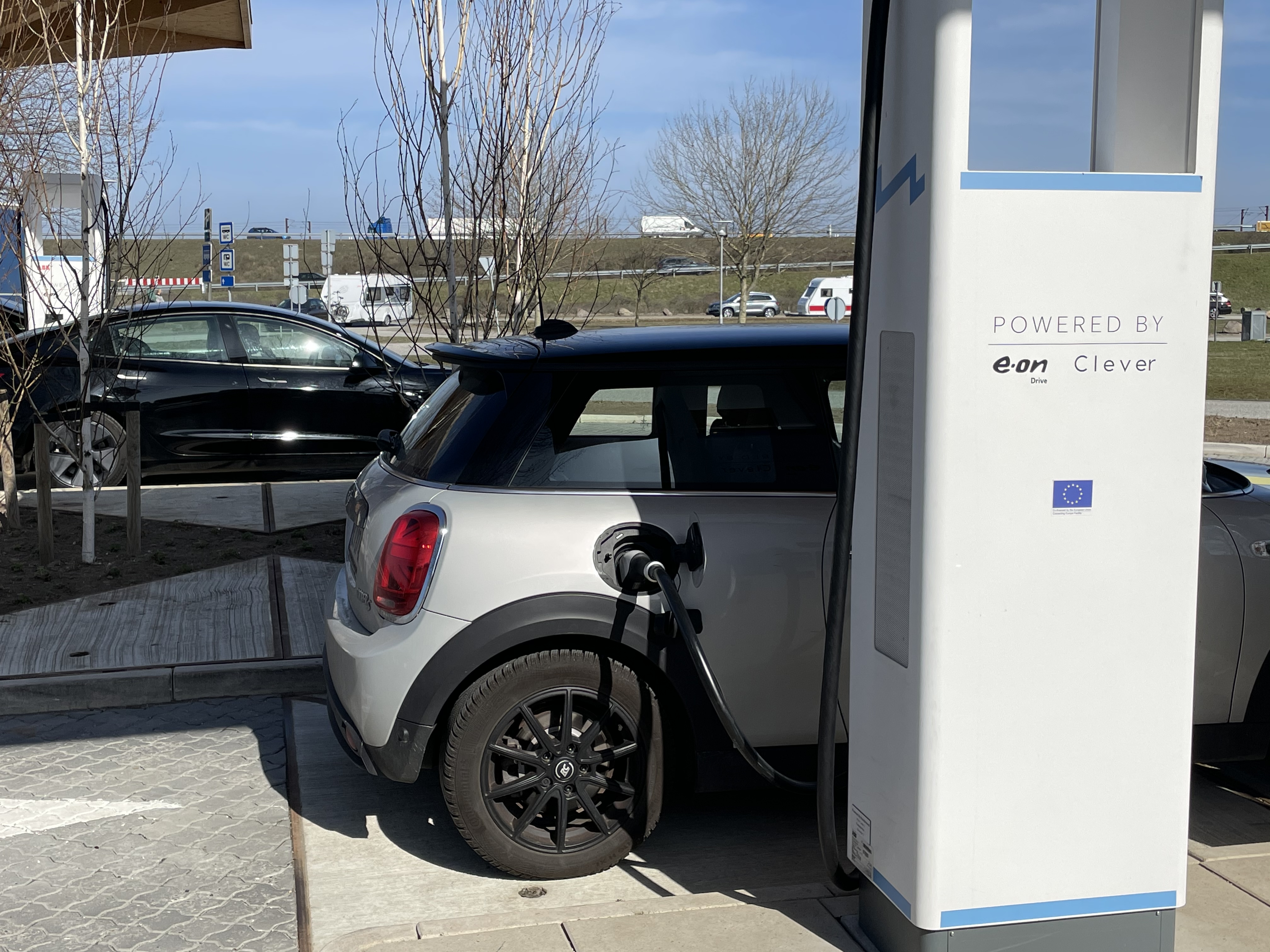 Biler holder ved ladestandere