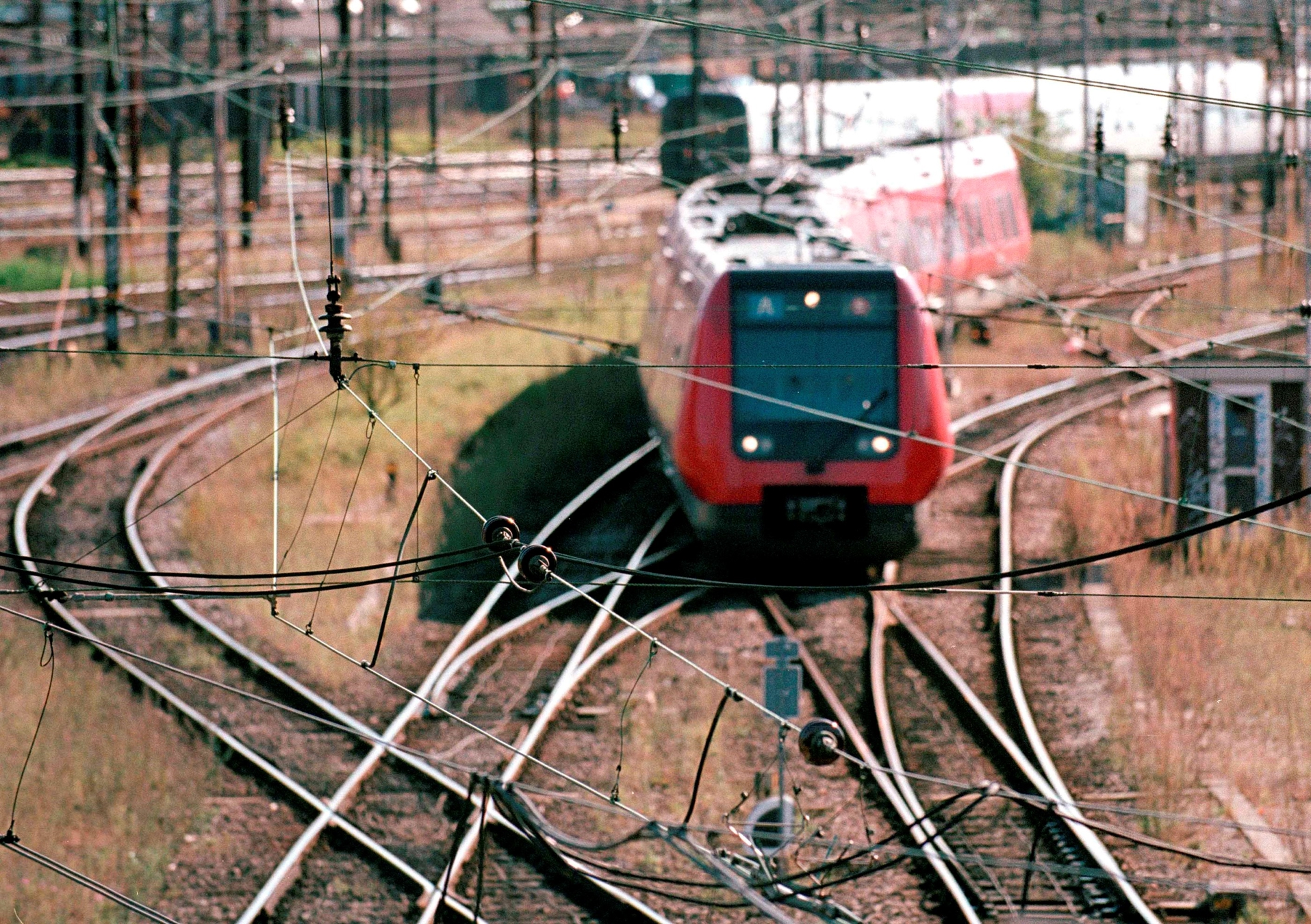Et rødt s-tog ses forfra.